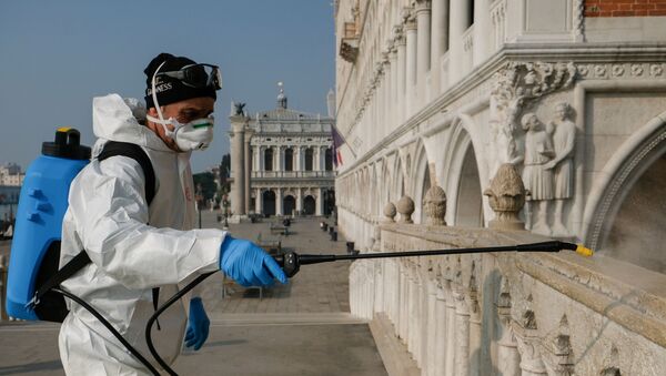Un hombre desinfectando las calles de Venecia, Italia - Sputnik Mundo