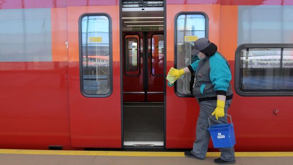 La desinfección de los trenes en Moscú como medida contra el coronavirus - Sputnik Mundo