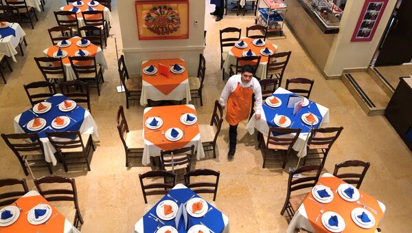 Trabajadores de uno de los restaurantes de Ciudad de México que se ve vacío por la pandemia de coronavirus - Sputnik Mundo