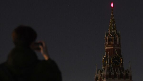 La Torre Spasskaya del Kremlin de Moscú con la iluminación apagada en el marco de la Hora del Planeta (archivo) - Sputnik Mundo