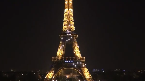 La Torre Eiffel se ilumina con mensajes sobre el coronavirus - Sputnik Mundo
