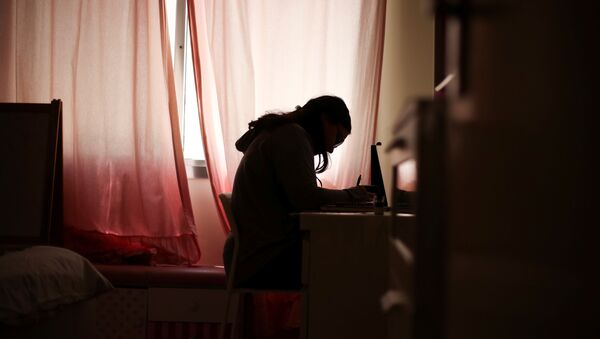 Una chica estidia desde casa durante la pandemia de coronavirus - Sputnik Mundo