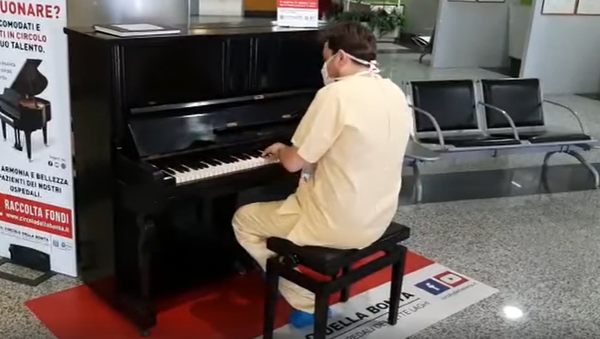 Mongiardi al piano en el hospital de Varese (Italia) - Sputnik Mundo