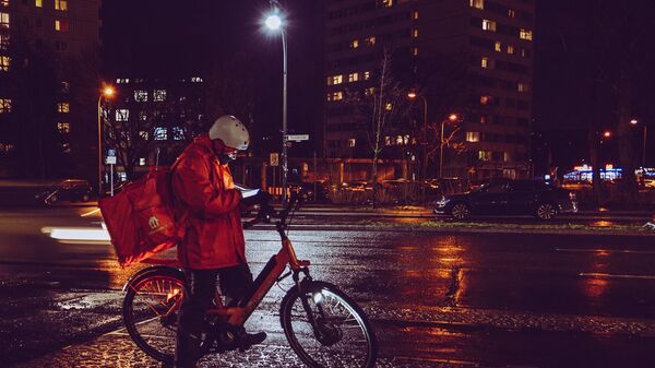 Un repartidor de comida en bicicleta. Imagen referencial - Sputnik Mundo