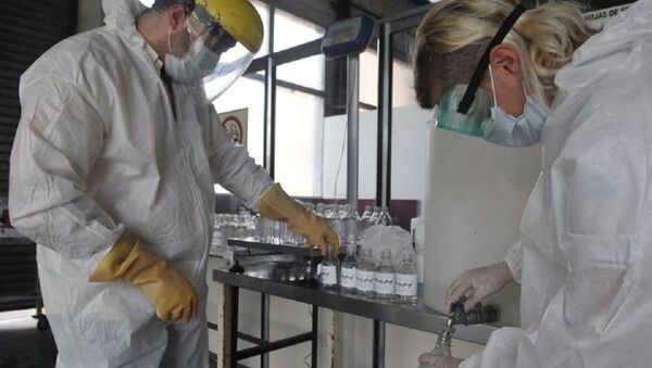 Trabajadores de Madygraf haciendo alcohol en gel - Sputnik Mundo