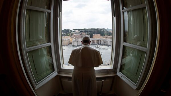 El Papa Francisco celebra una misa desde la ventana de la Basílica de San Pedro (archivo) - Sputnik Mundo