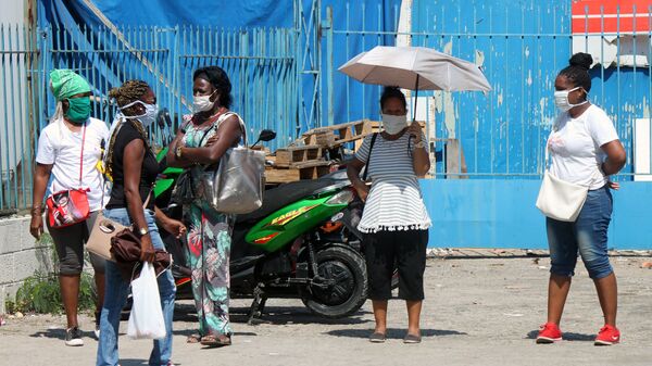 Aglomeraciones de personas en mascarillas en Cuba - Sputnik Mundo