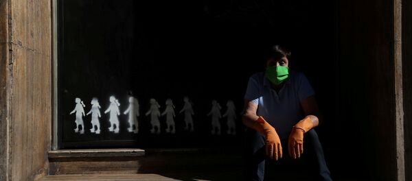 Una mujer en mascarilla Una mujer en mascarilla - Sputnik Mundo