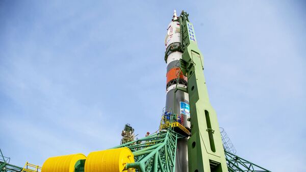 Un cohete Soyuz instalado sobre una rampa de lanzamiento en el cosmódromo Baikonur, en Kazajistán. - Sputnik Mundo