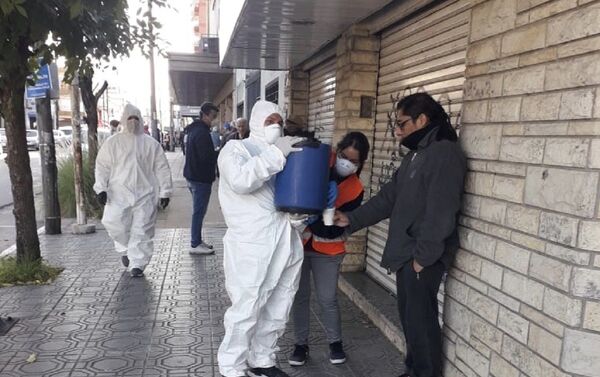 Militantes en La Matanza trabajan en desinfección de espacios públicos y operativos de alimentación - Sputnik Mundo