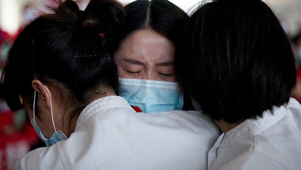  Медицинские работники в международном аэропорту Ухань-Тяньхэ, Китай  - Sputnik Mundo