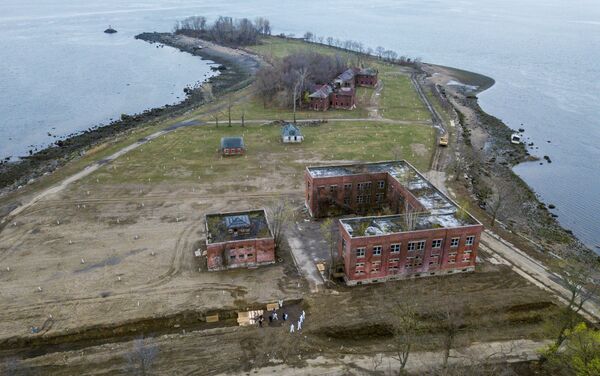 Excavación de fosas comunes en la isla de Hart, Nueva York - Sputnik Mundo