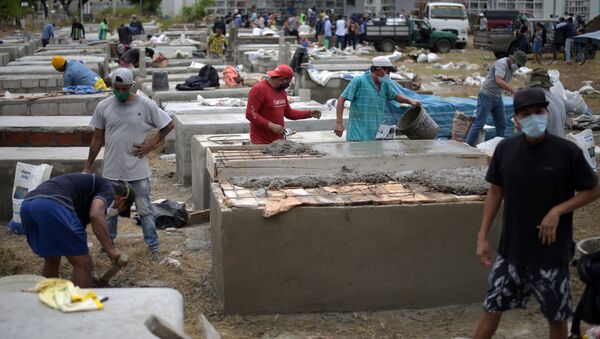 Personas construyen tumbas en el cementerio Angela Maria Canalis en Guayaquil, Ecuador - Sputnik Mundo