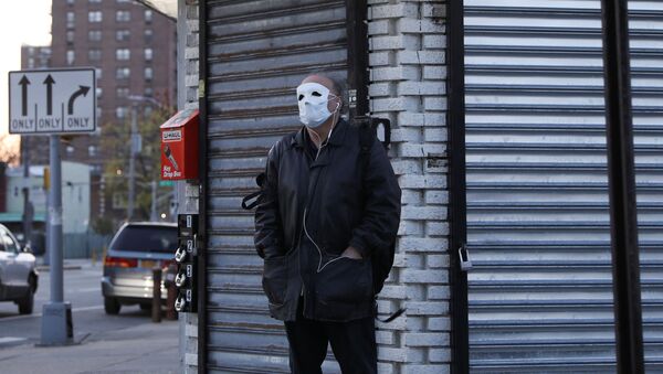 Un hombre con mascarilla debido al coronavirus en Nueva York, EEUU - Sputnik Mundo