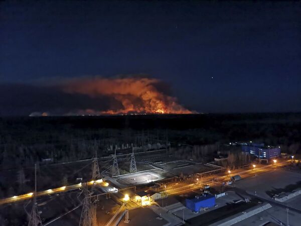 Лесной пожар в непосредственной близости от Чернобыльской АЭС - Sputnik Mundo
