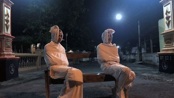 voluntarios vestidos de 'pocong', unos temidos fantasmas indonesios - Sputnik Mundo