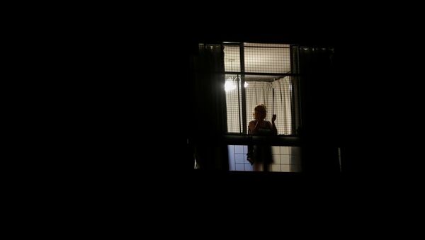 Mujer en una ventana en Buenos Aires - Sputnik Mundo