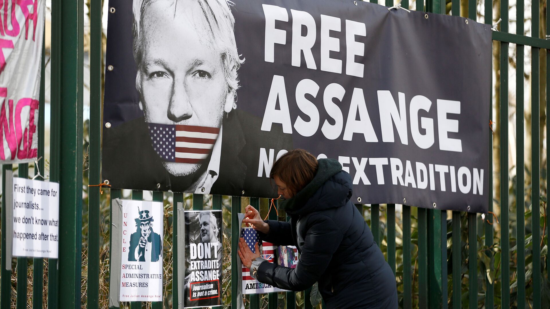 Una activista en las manifestaciónes contra la extradición de Julian Assange (archivo) - Sputnik Mundo, 1920, 04.01.2022