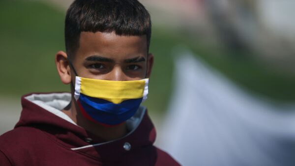 Un chico colombiano con mascarilla - Sputnik Mundo