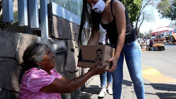 Una mujer entregando una  'Chapo despensa 701'  - Sputnik Mundo