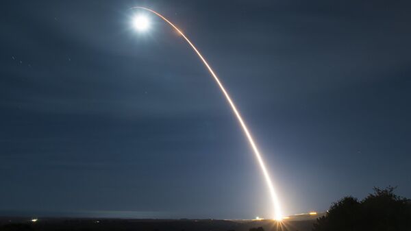 El lanzamiento de un misil balístico (Imagen referencial) - Sputnik Mundo