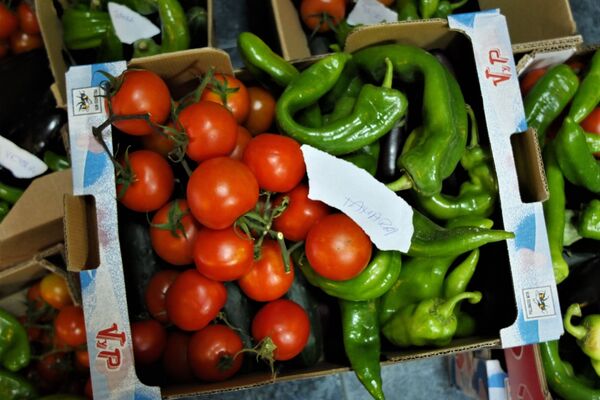 Una caja de verduras en el banco de alimentos de La Brecha, en Madrid. Una caja de verduras en el banco de alimentos de La Brecha, en Madrid. - Sputnik Mundo