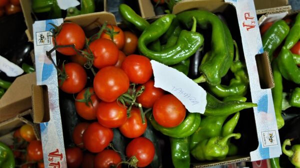 Una caja de verduras en el banco de alimentos de La Brecha, en Madrid. - Sputnik Mundo