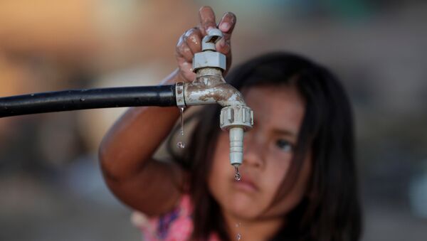 Una niña en busca de agua potable (imagen referencial) - Sputnik Mundo