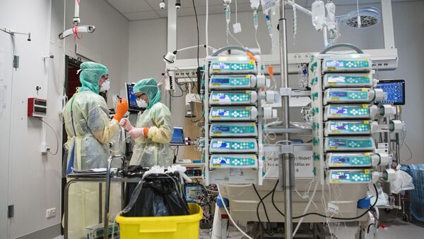 Dos sanitarias con una máquina de ECMO en el Hospital Karolinska de Estocolmo (Suecia) - Sputnik Mundo