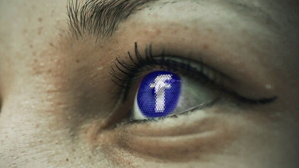 Ojos de una usuaria mirando Facebook - Sputnik Mundo