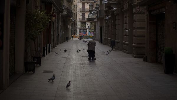 Mujer sin hogar camina por las calles de Barcelona - Sputnik Mundo