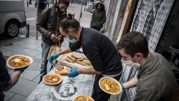Vecinos de Malasaña reparten comida gratis del restaurante Casa28. - Sputnik Mundo
