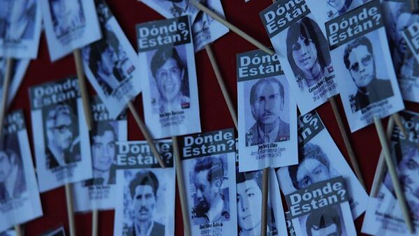 Carteles con fotos de detenidos desaparecidos - Sputnik Mundo
