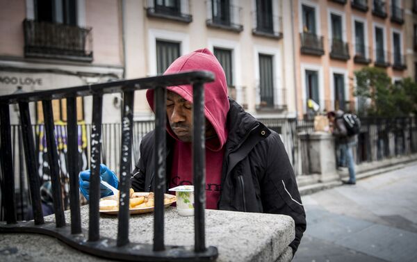 Una persona come enfrente del restaurante Casa28, en Madrid. - Sputnik Mundo