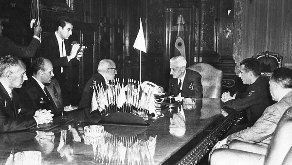 Agostino Rocca y colaboradores de Techint, reunidos con el presidente de Argentina, Arturo Umberto Illia en la Casa Rosada (1966) - Sputnik Mundo