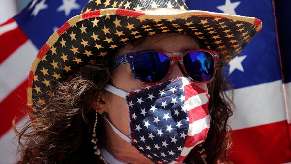 Una persona con una mascarilla con la bandera de Estados, en California - Sputnik Mundo