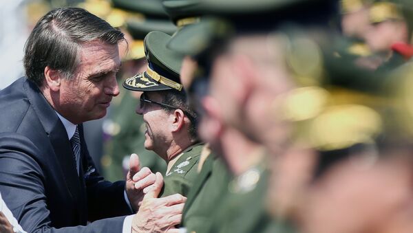 Jair Bolsonaro, presidente de brasil, hablando con un militar brasileño - Sputnik Mundo