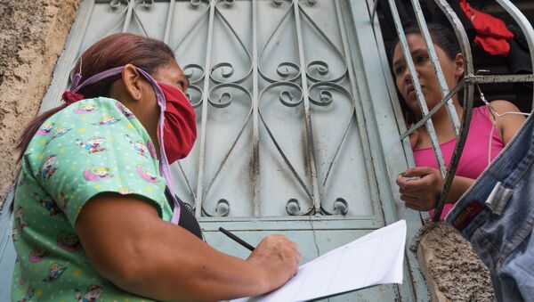 Медицинский работник во время обхода жителей для выявления случаев заболевания коронавирусом в фавелах Каракаса - Sputnik Mundo