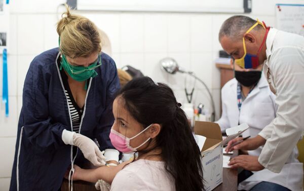 Медики проводят тестирование на коронавирус в фавелах Каракаса - Sputnik Mundo