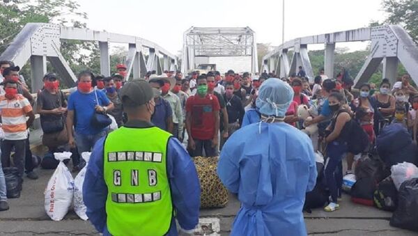 Ingreso de migrantes venezolanos por el puente fronterizo José Antonio Paéz - Sputnik Mundo