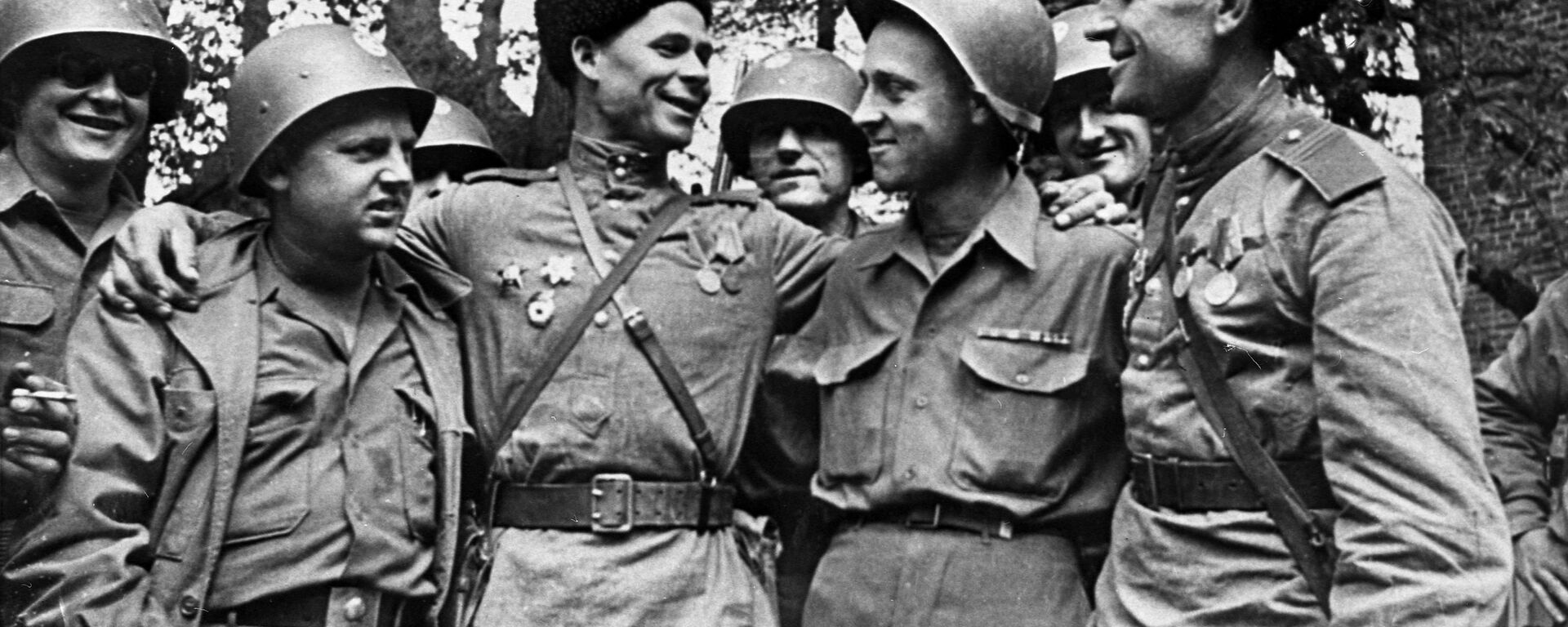 Encuentro entre soldados estadounidenses y soviéticos en el río Elba - Sputnik Mundo, 1920, 10.04.2021