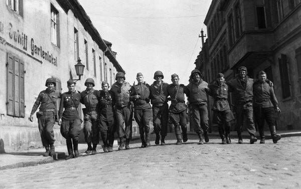  Soldados estadounidenses y soviéticos en la ciudad de Torgau - Sputnik Mundo
