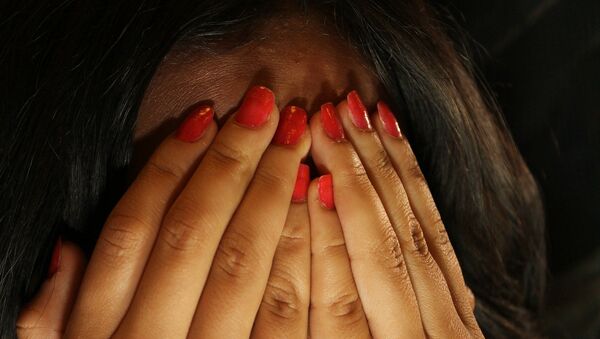 Mujer se tapa la cara con las manos // Pixabay / Octavio López - Sputnik Mundo