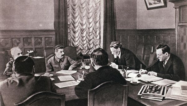 Iósif Stalin, líder soviético, en la reunión junto con el alto mando de la URSS - Sputnik Mundo