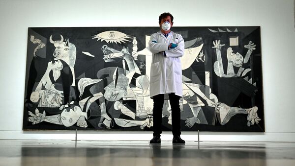 Jorge García Gómez-Tejedor, jefe del departamento de restauración, posa delante del Guernica en el cerrado Museo Reina Sofía de Madrid - Sputnik Mundo