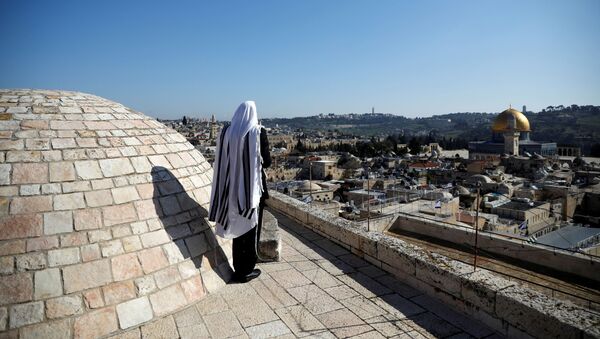 Un creyente judío reza en el techo del Muro de las Lamentaciones en Jerusalén - Sputnik Mundo