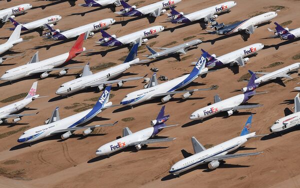 Aviones de varias aerolíneas paralizados por el coronavirus cerca del Aeropuerto de Logística del Sur de California - Sputnik Mundo