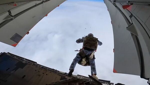 Unos paracaidistas rusos se lanzan al vacío en el Ártico a una altura de vértigo - Sputnik Mundo