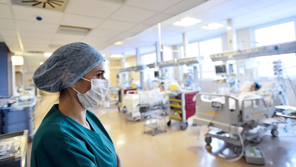 Una enfermera en un hospital de Italia - Sputnik Mundo