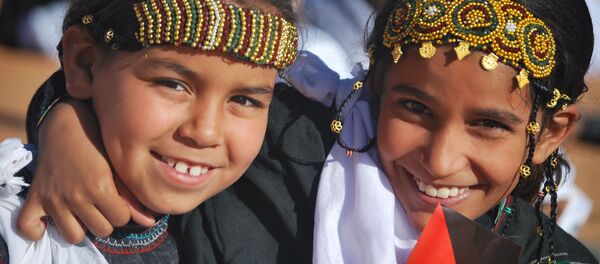 Dos niñas saharauis en un campamento de Argelia. Dos niñas saharauis en un campamento de Argelia. - Sputnik Mundo